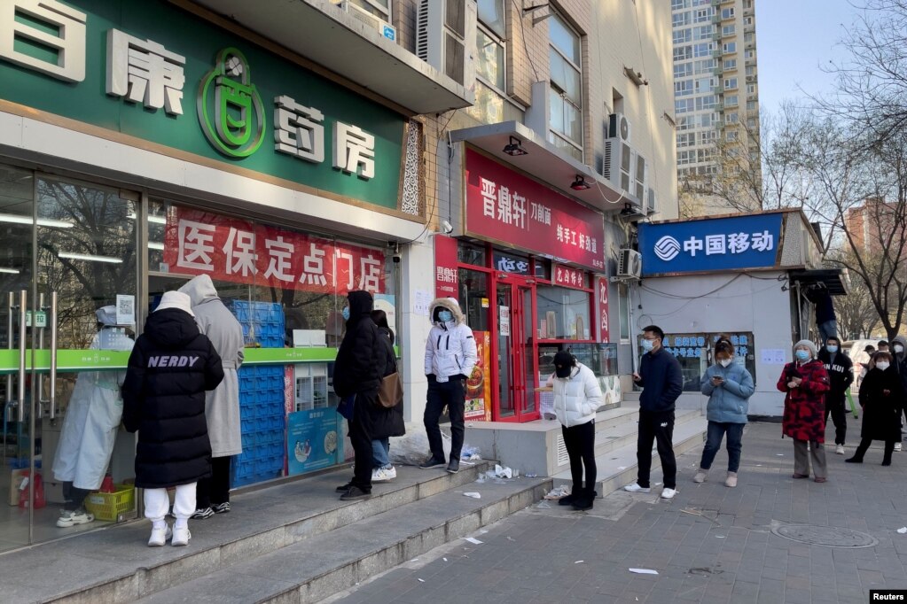 北京市民在药房外排队购买药品。（2022年12月6日）(photo:VOA)