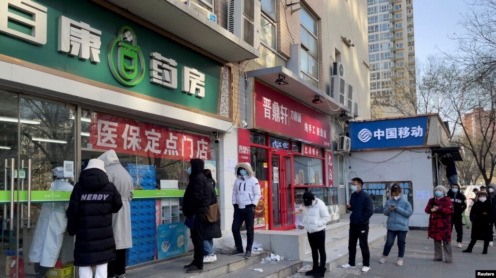 北京市民在药房外排队购买药品。（2022年12月6日）(photo:VOA)