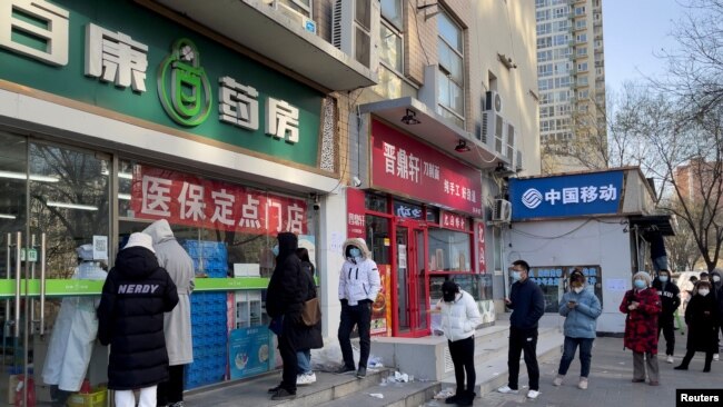 北京市民在药房外排队购买药品。(2022年12月6日)