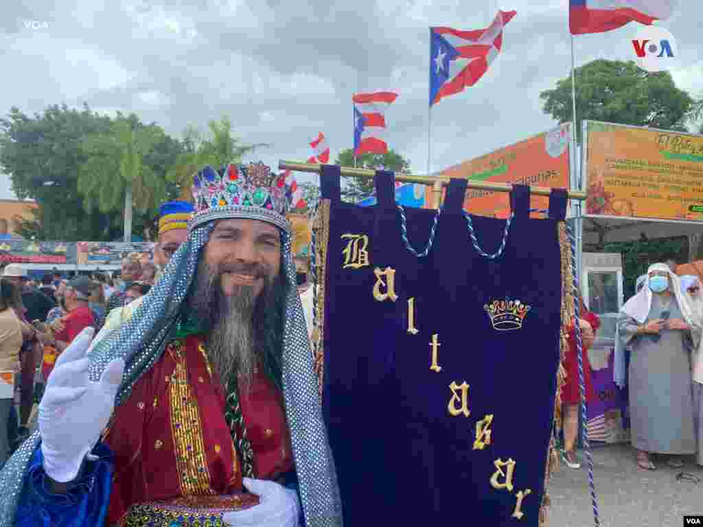 En medio de su distintivo desfile, los reyes saludan a las personas que se dan cita en la plaza pública para verlos desfilar hasta el altar.