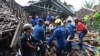 Petugas SAR menurunkan sepeda motor saat bekerja mencari anak hilang yang diyakini terjebak di reruntuhan rumah ambruk di Cugenang, Cianjur, Jawa Barat pada 24 November 2022. (Foto: AFP)