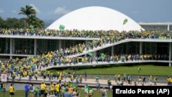 Pristalice Bolsonara napadaju zgradu brazilskog Kongresa, Brazilija, 8.januar, 2023. (Foto: AP/Eraldo Peres)