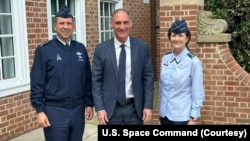 美国太空部队参谋长尼娜·阿玛尼奥(右 Nina Armagno)与美国太空司令部副司令约翰·肖（左 John E. Shaw）和美国驻澳使馆副代办高德曼（中 Mike Goldman）会面讨论美澳如何加强太空合作事宜。（2022年11月30日）