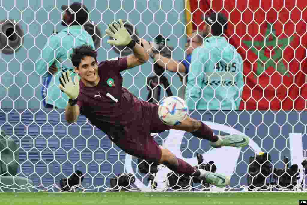 Moyambi ya Maroc #01 Yassine Bounou alongoli ndembo na penalty na match na Espagne na 8e Qatar Mondial 2022. na stade Al-Rayyan, Doha, 6décembre 2022. (Photo by JACK GUEZ / AFP)
