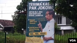 Baliho ucapan terima kasih pada Presiden Jokowi terkait penyaluran Bansos terpajang di berbagai daerah termasuk Solo, Jumat (30/12). (Foto: VOA / Yudha Satriawan)