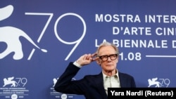 Bill Nighy yang memerankan salah satu tokoh dalam film "Living" memberi isyarat. (Foto: REUTERS/Yara Nardi)