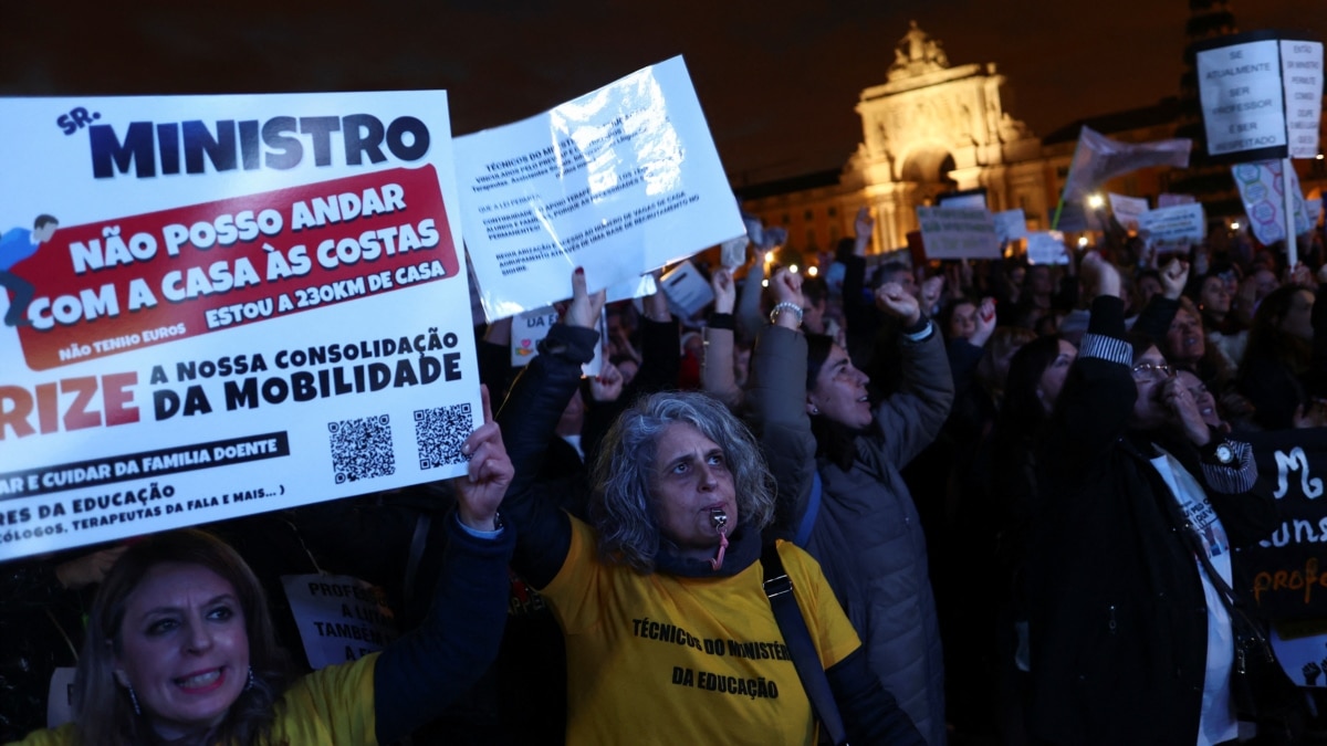 Milhares de professores protestam em Lisboa, exigindo melhores salários
