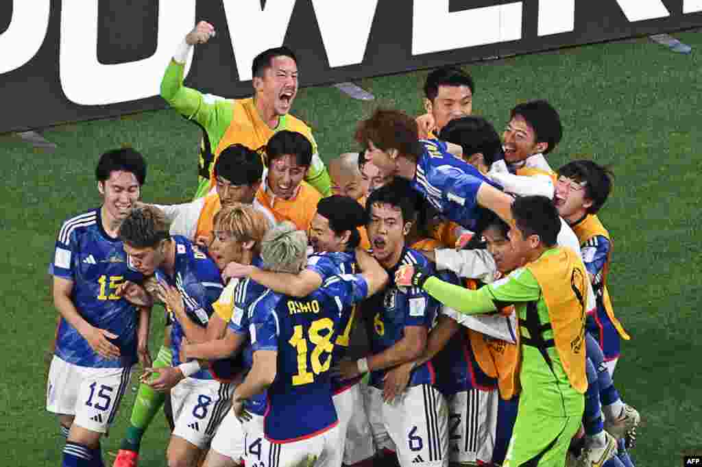 خوشحالی بازیکنان جاپانی پس از غلبه بر تیم آلمان در جام جهانی فوتبال در قطر