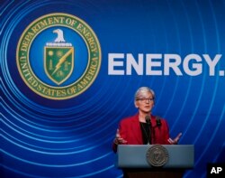 La secretaria de Energía, Jennifer Granholm, anuncia un importante avance científico en la investigación de la fusión que se realizó en el Laboratorio Nacional Lawrence Livermore en California, durante una conferencia de prensa en el Departamento de Energía en Washington, el martes 13 de diciembre de 2022. (AP Photo/J .Scott Applewhite)