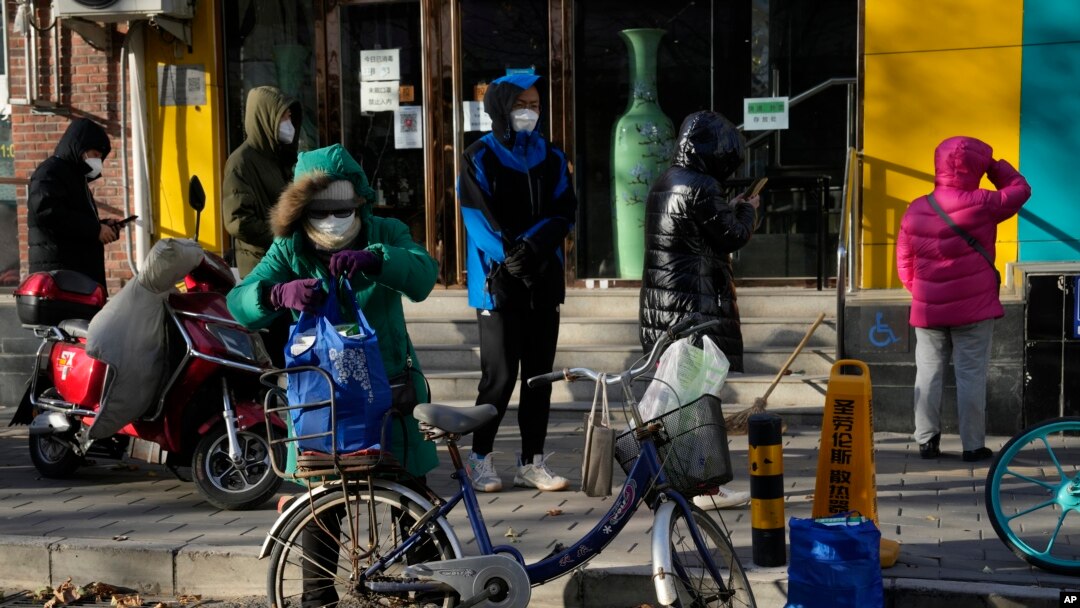 Antrean pembeli obat di apotek sebagai persiapan menghadapi kemungkinan gelombang wabah COVID-19 di Beijing, Selasa, 13 Desember 2022. (AP/Ng Han Guan)