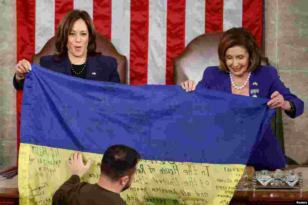 Al finalizar su discurso en el Congreso, Zelenskyy entregó a Nancy Pelosi y a la vicepresidenta, Kamala Harris, una bandera de Ucrania firmada por combatientes de su país.