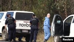 Sejumlah petugas kepolisian berada di lokasi baku tembak, yang menewaskan anggota kepolisian, di area terpencil di Queensland, Australia, pada 13 Desember 2022. (Foto: AAP Image/Jason O'Brien via Reuters)