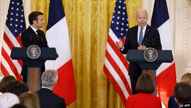 조 바이든 미국 대통령(오른쪽)과 에마뉘엘 마크롱 프랑스 대통령이 1일 백악관에서 정상회담을 했다.