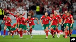 Para pemain Maroko merayakan kemenangan lewat adu penalti pada pertandingan sepak bola babak 16 besar Piala Dunia melawan Spanyol, di Stadion Education City di Al Rayyan, Qatar, Selasa, 6 Desember 2022.