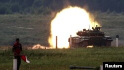 지난 2017년 7월 러시아 모스크바 외곽에서 열린 연합훈련에서 라오스 군이 러시아제 T-72 탱크 사격을 하고 있다.