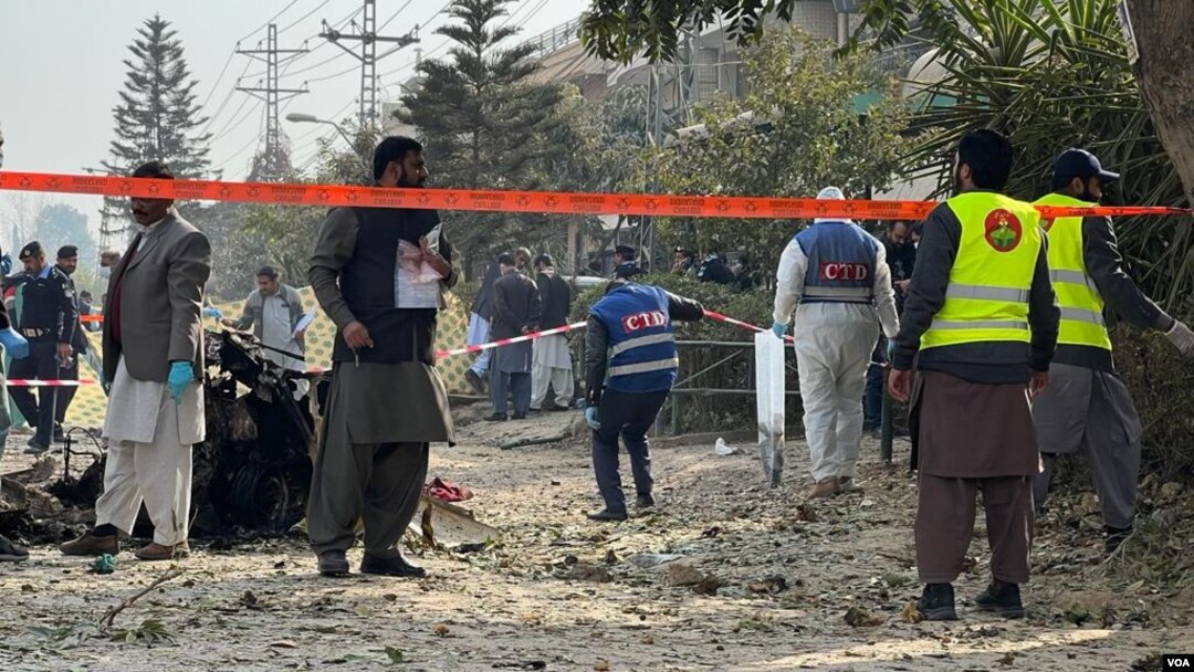 Polisi mengumpulkan bukti di lokasi ledakan bunuh diri di Islamabad pada 23 Desember 2022.