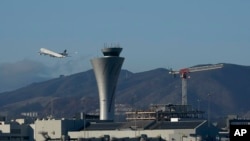 Arhiv - Avion polijeće iza tornja kontrole letenja na međunarodnom aerodromu San Francisco, 24. novembra 2020.