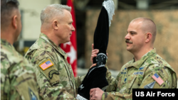14일 한국 오산 미공군기지에서 열린 주한미군우주군 부대 창설식에서 폴 러캐머라 주한미군사령관 겸 한미연합사령관(왼쪽)이 조슈아 맥컬리언 주한미군우주군 초대사령관에게 부대기를 전달하고 있다. 사진=미 공군.