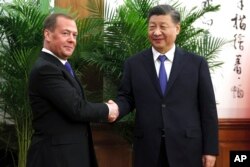 中国领导人习近平在北京会晤到访的俄罗斯前总统德米特里·梅德韦杰夫（Dmitry Medvedev）。（2022年12月21日）