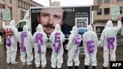 지난달 25일 벨기에 브뤼셀에서 이란에 억류된 구호 활동가 올리비에 반데카스틸 씨의 석방을 요구하는 시위가 열렸다.