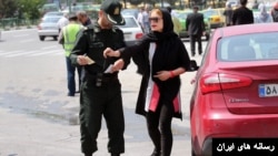 در ایران به دلیل رعایت نکردن حجاب اجباری در برخی اتومبیل‌ها، مالکان آن از سوی نیروهای انتظامی پیامک تهدید دریافت می‌کنند