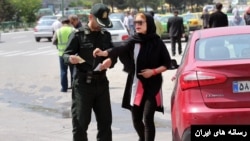 مالکان برخی خودروها در ایران به دلیل «رعایت نکردن حجاب اجباری» از سوی نیروهای انتظامی پیامک تهدید دریافت می‌کنند
