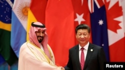 FILE: Presiden China Xi Jinping berjabat tangan dengan Putra Mahkota Arab Saudi Mohammed bin Salman (MBS) saat berlangsungnya KTT G20 di Hangzhou, provinsi Zhejiang, Cina 4 September 2016. (REUTERS / Damir Sagolj)