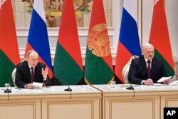 俄罗斯总统普京与白俄罗斯总统卢卡申科2022年12月19日在会晤之后举办新闻简报会。