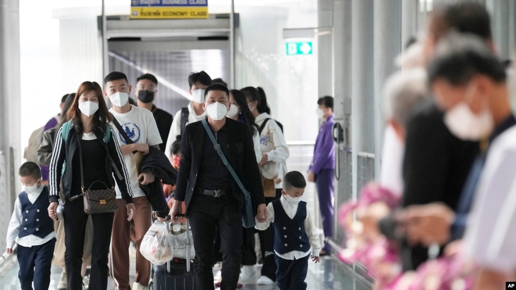 资料照：中国开放边境后，中国乘客抵达泰国曼谷的素万那普国际机场。（2023年1月9日，美联社）(photo:VOA)
