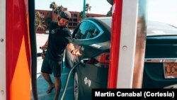 Martín Canabal, uno de los integrantes de la travesía por América, carga su vehículo Tesla en uno de los puntos en Baja California, México. [Foto: Cortesía Martín Canabal]
