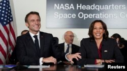 에마뉘엘 마크롱 프랑스 대통령(왼쪽)과 카멀라 해리스 미국 부통령이 30일 미 항공우주국(NASA)를 방문해 설명을 듣고 있다.(자료사진) 