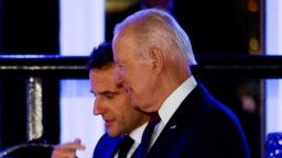 美国总统拜登与法国总统马克龙2022年11月30日在华盛顿一家餐厅外交谈。（路透社）