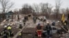 Trabajadores de emergencia retiran los escombros de una casa destruida tras un ataque con misiles rusos en Kiev, Ucrania, el jueves 29 de diciembre de 2022. (Foto AP/Roman Hrytsyna)