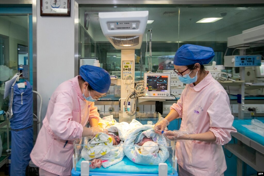 中国浙江省台州一家医院的医护人员正在护理新生儿。（2022年5月12日）(photo:VOA)