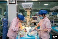 中國浙江省台州一家醫院的醫護人員正在護理新生兒。（2022年5月12日）