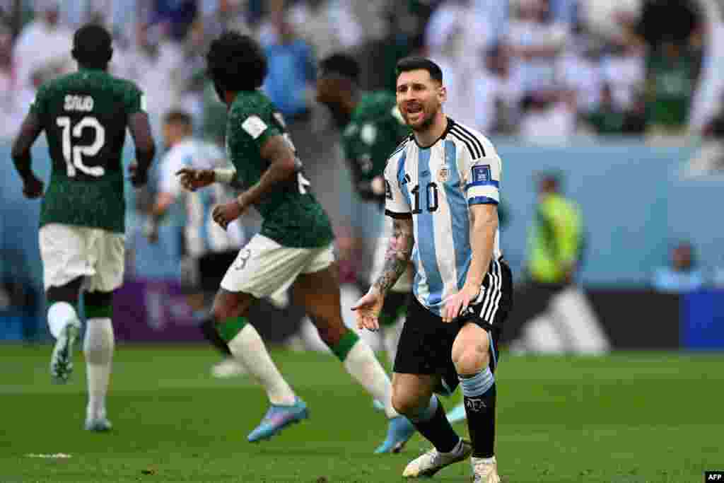 Numéro 10 ya Argentine Lionel Messi nsima na mongete na ye koboyama mpo na hors-jeu na match na Arabie Soudite na groupe C ya Mondila Qatar 2022 na stade Lusail, Dowa, 22 novembre 2022. (Photo Kirill KUDRYAVTSEV / AFP)