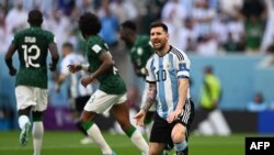 Penyerang Argentina Lionel Messi bereaksi selama pertandingan sepak bola Grup C Piala Dunia Qatar 2022 antara Argentina dan Arab Saudi di Stadion Lusail di Lusail, utara Doha pada 22 November 2022. (Foto: AFP/Kirill KUDRYAVTSEV)