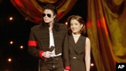 ARCHIVO - Michael Jackson y Lisa Marie Presley-Jackson en la undécima entrega anual de los MTV Video Music Awards en Nueva York, el 8 de septiembre de 1994.