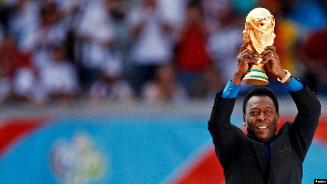 Légende brésilienne du football et membre des équipes de football brésiliennes vainqueurs de la Coupe du monde de 1958, 1962 et 1970, Pelé détient le trophée de la Coupe du monde lors de la cérémonie d'ouverture de la Coupe du monde 2006 à Munich, en Allemagne, le 9 juin 2006.