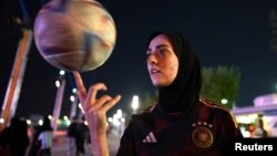 Maymi Asgari, perempuan keturunan Iran dari Denmark, memiliki keterampilan sepakbola yang luar biasa (foto: dok). 