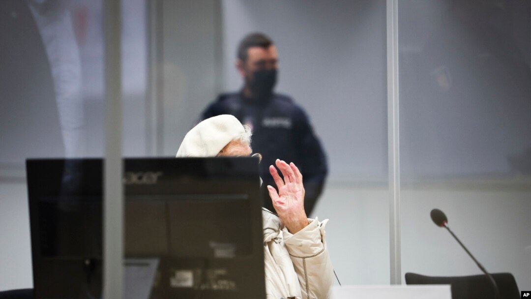 Irmgard Furchner, yang dituduh sebagai bagian dari aparat yang membantu fungsi kamp konsentrasi Stutthof Nazi, tiba di pengadilan untuk pembacaan vonis dalam persidangannya di Itzehoe, Germay, Selasa, 20 Desember 2022. (Christian Charisius/Pool via DPA)