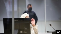 Irmgard Furchner, optužena da je bila dio aparata koji je pomagao funkcioniranju nacističkog koncentracijskog logora Stutthof, stiže na sud na izricanje presude u svom suđenju u Itzehoeu, Njemačka, 20. prosinca 2022.