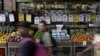 ARCHIVO: Los precios de los alimentos se muestran en un mercado en Río de Janeiro, Brasil, el 8 de abril de 2022.