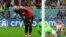 Jwe Belj Romelu Lukaku (goch) reyaji apre li rate chans pou l make yon gol pandan Mondyal Foutbol Qatar la, 1 Desanm 2022. 