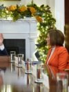 Predsjednik Joe Biden razgovara sa kongresnim liderima među kojima su odlazeća predsjedavajuća Predstavničkog doma Nancy Pelosi i lider republikanaca u Senatu Mitch McConnell, u Bijeloj kući, 29. novembra 2022. 