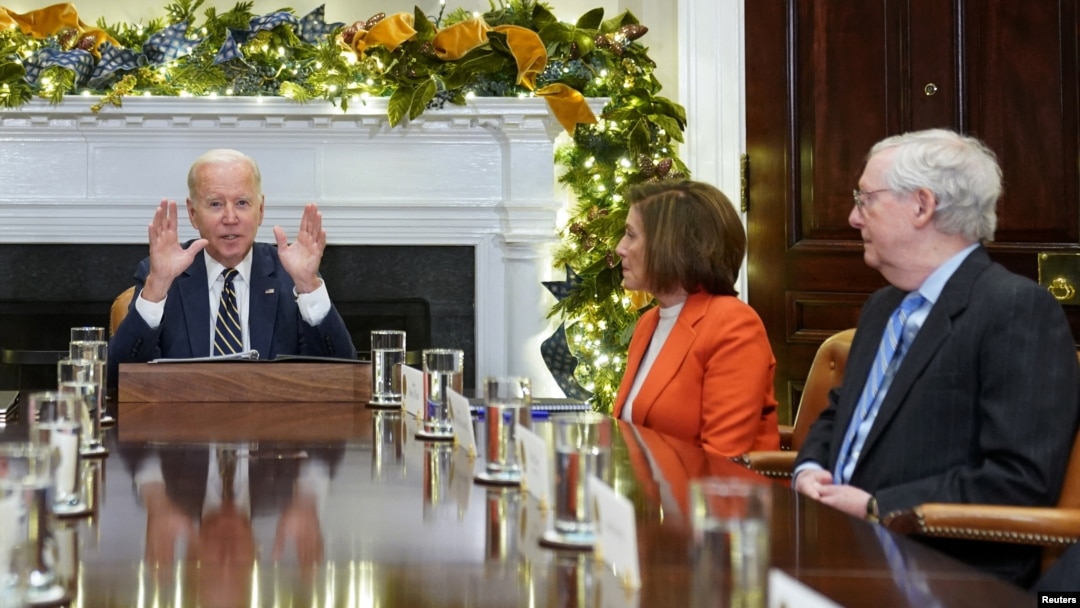 Predsjednik Joe Biden razgovara sa kongresnim liderima među kojima su odlazeća predsjedavajuća Predstavničkog doma Nancy Pelosi i lider republikanaca u Senatu Mitch McConnell, u Bijeloj kući, 29. novembra 2022. 