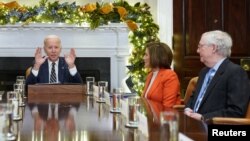Predsjednik Joe Biden razgovara sa kongresnim liderima među kojima su odlazeća predsjedavajuća Predstavničkog doma Nancy Pelosi i lider republikanaca u Senatu Mitch McConnell, u Bijeloj kući, 29. novembra 2022. 