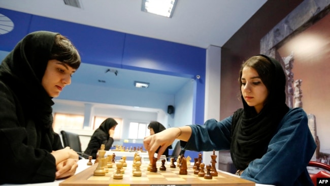 سارا خادم (راست) در مسابقاتی در تهران - ۲۰۱۶