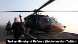 Milli Savunma Bakanı Akar, deniz kabul testlerini Marmara Denizi açıklarında sürdüren Anadolu gemisine helikopterle indi ve incelemelerde bulundu