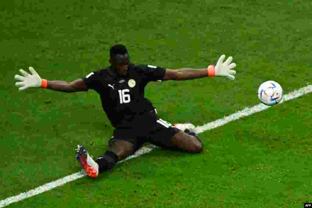 Moyambi ya Sénégal #16 Edouard Mendy azangi kozwa ndembo mpe mongete mokoti na match na Angleterre na 8e ya Mondial Qatar 2022 na stade Al-Bayt, Doha, 4 décembre 2022. (Photo by Jewel SAMAD / AFP)